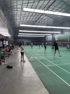 Người chơi luyện tập tại Sân cầu lông Mỹ Đình